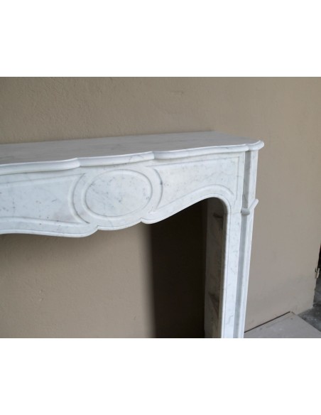 Antique baroque “Pompadour” mantelpiece in white marble of small and appealing size. A genuine, Parisian, iconic fire surround.