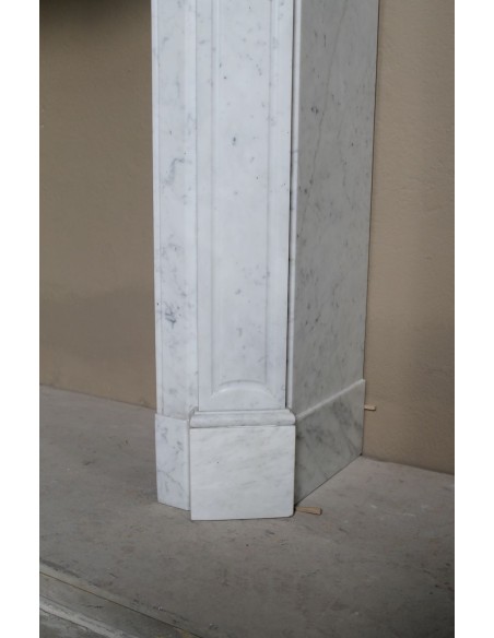 Antique baroque “Pompadour” mantelpiece in white marble of small and appealing size. A genuine, Parisian, iconic fire surround.