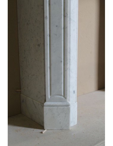 Antique baroque “Pompadour” mantelpiece in white marble of small and appealing size. A genuine, Parisian, iconic fire surround.