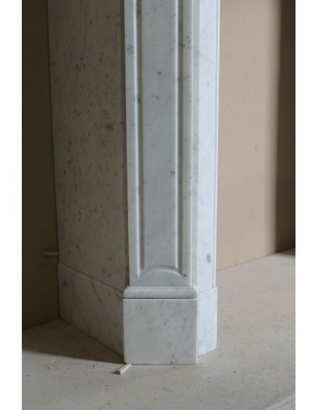 Antique baroque “Pompadour” mantelpiece in white marble of small and appealing size. A genuine, Parisian, iconic fire surround.