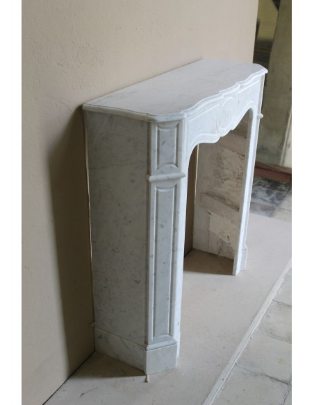 Antique baroque “Pompadour” mantelpiece in white marble of small and appealing size. A genuine, Parisian, iconic fire surround.