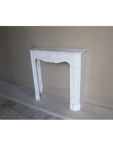 Antique baroque “Pompadour” mantelpiece in white marble of small and appealing size. A genuine, Parisian, iconic fire surround.