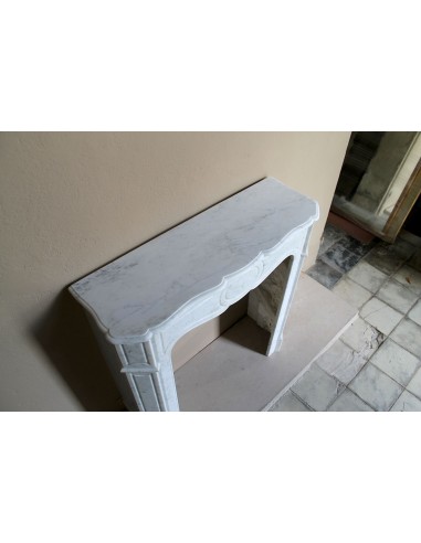 Antique baroque “Pompadour” mantelpiece in white marble of small and appealing size. A genuine, Parisian, iconic fire surround.