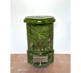 Antique Deville “Hiver” stove in green enameled cast iron, with floral decorative elements, from the Art Deco period. 2