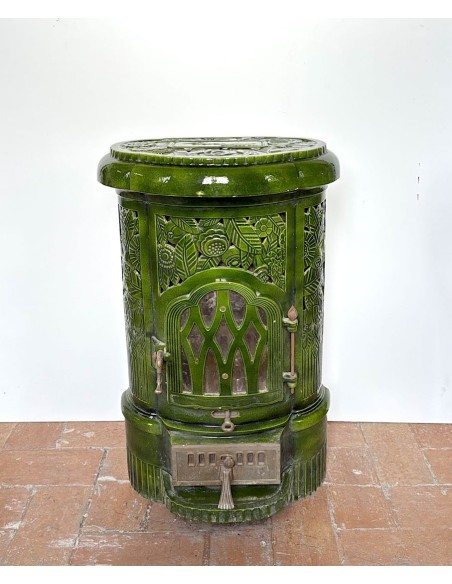 Antique Deville “Hiver” stove in green enameled cast iron, with floral decorative elements, from the Art Deco period.