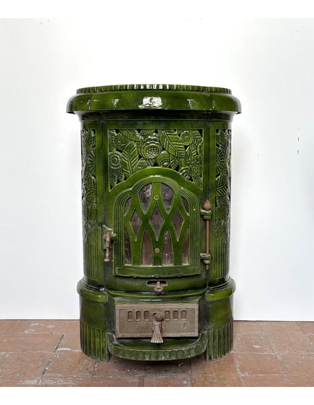 Antique Deville “Hiver” stove in green enameled cast iron, with floral decorative elements, from the Art Deco period.