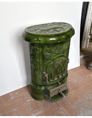 Antique Deville “Hiver” stove in green enameled cast iron, with floral decorative elements, from the Art Deco period.