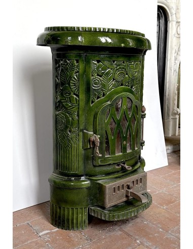 Antique Deville “Hiver” stove in green enameled cast iron, with floral decorative elements, from the Art Deco period.
