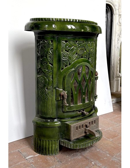 Antique Deville “Hiver” stove in green enameled cast iron, with floral decorative elements, from the Art Deco period.