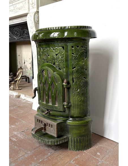 Antique Deville “Hiver” stove in green enameled cast iron, with floral decorative elements, from the Art Deco period.