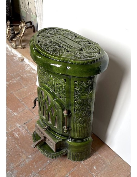 Antique Deville “Hiver” stove in green enameled cast iron, with floral decorative elements, from the Art Deco period.