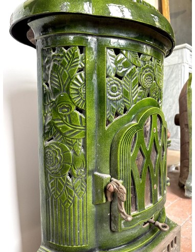 Antique Deville “Hiver” stove in green enameled cast iron, with floral decorative elements, from the Art Deco period.