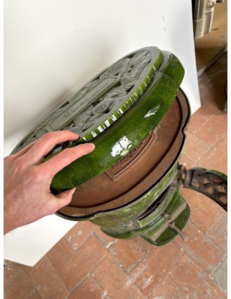 Antique Deville “Hiver” stove in green enameled cast iron, with floral decorative elements, from the Art Deco period.