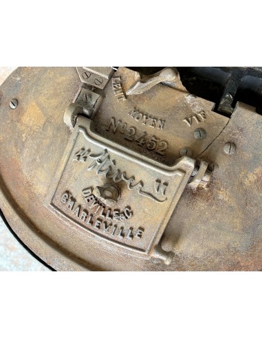 Antique Deville “Hiver” stove in green enameled cast iron, with floral decorative elements, from the Art Deco period.