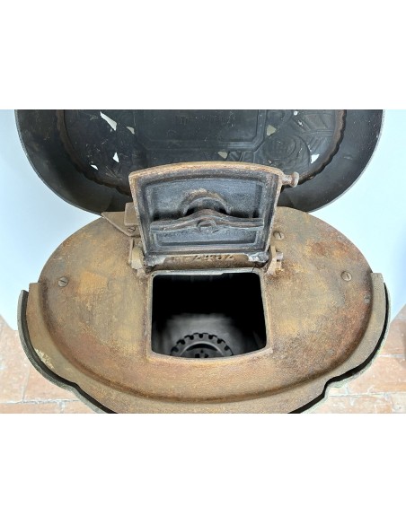 Antique Deville “Hiver” stove in green enameled cast iron, with floral decorative elements, from the Art Deco period.