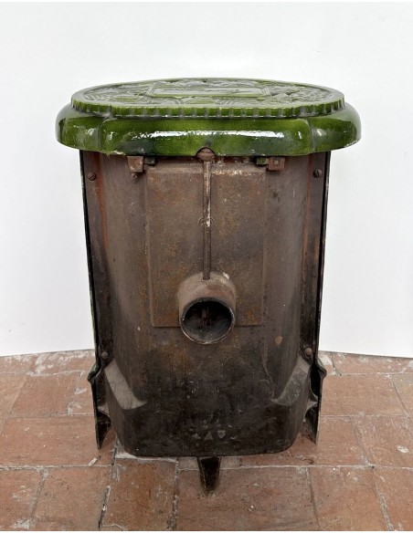 Antique Deville “Hiver” stove in green enameled cast iron, with floral decorative elements, from the Art Deco period.