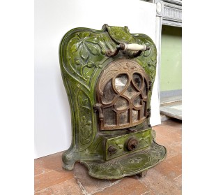 Antique “Lux” stove in green enameled cast iron, with floral and foliate decorations. A genuine and rare fireplace stove. 2
