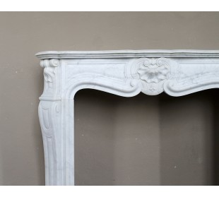 Antique "Trois Coquilles"  fireplace mantel in White marble. This marble mantel is graceful and rare for its small dimensions. 2