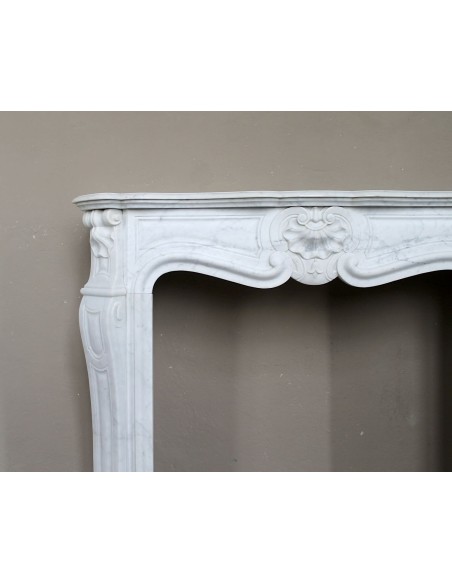 Antique "Trois Coquilles"  fireplace mantel in White marble. This marble mantel is graceful and rare for its small dimensions.