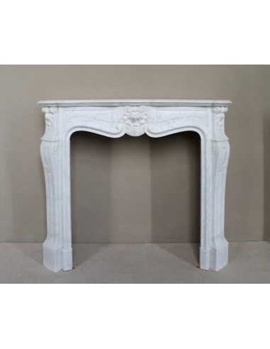 Antique "Trois Coquilles"  fireplace mantel in White marble. This marble mantel is graceful and rare for its small dimensions.