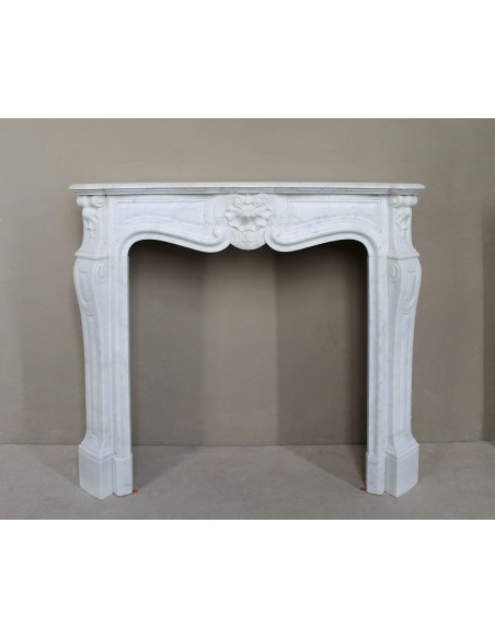 Antique "Trois Coquilles"  fireplace mantel in White marble. This marble mantel is graceful and rare for its small dimensions.