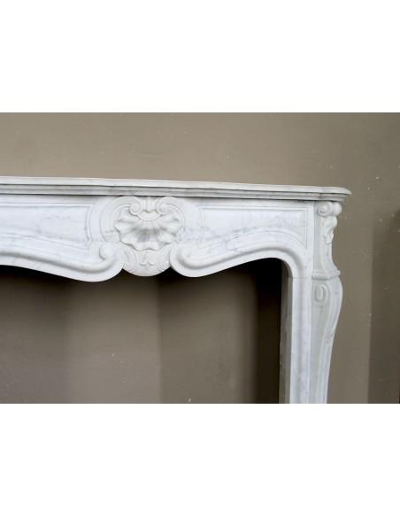 Antique "Trois Coquilles"  fireplace mantel in White marble. This marble mantel is graceful and rare for its small dimensions.