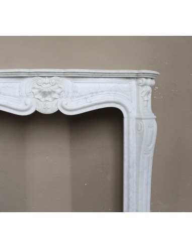 Antique "Trois Coquilles"  fireplace mantel in White marble. This marble mantel is graceful and rare for its small dimensions.