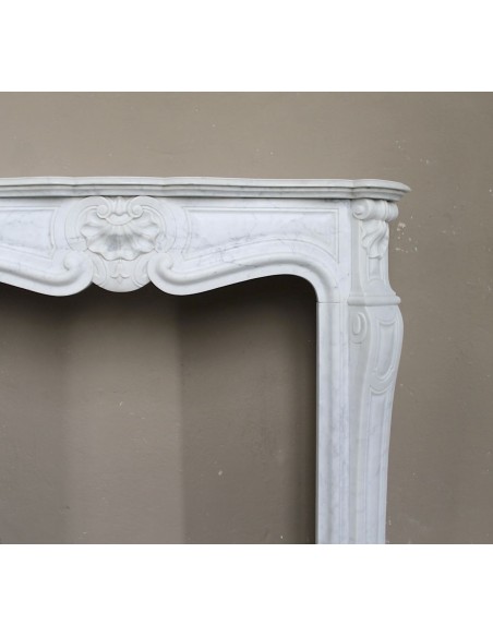 Antique "Trois Coquilles"  fireplace mantel in White marble. This marble mantel is graceful and rare for its small dimensions.