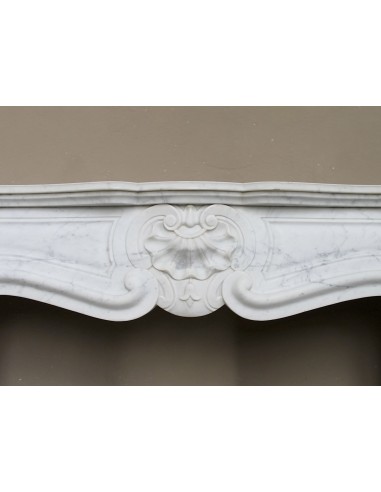 Antique "Trois Coquilles"  fireplace mantel in White marble. This marble mantel is graceful and rare for its small dimensions.