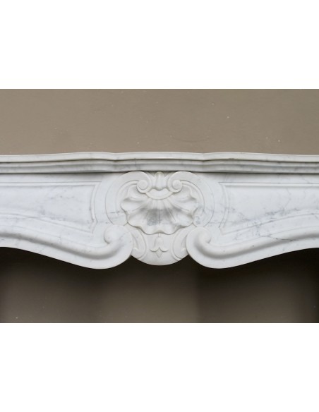 Antique "Trois Coquilles"  fireplace mantel in White marble. This marble mantel is graceful and rare for its small dimensions.