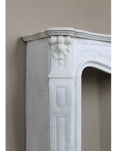 Antique "Trois Coquilles"  fireplace mantel in White marble. This marble mantel is graceful and rare for its small dimensions.