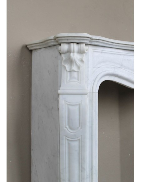 Antique "Trois Coquilles"  fireplace mantel in White marble. This marble mantel is graceful and rare for its small dimensions.