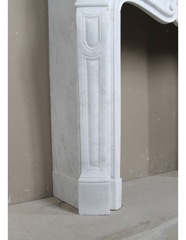 Antique "Trois Coquilles"  fireplace mantel in White marble. This marble mantel is graceful and rare for its small dimensions.