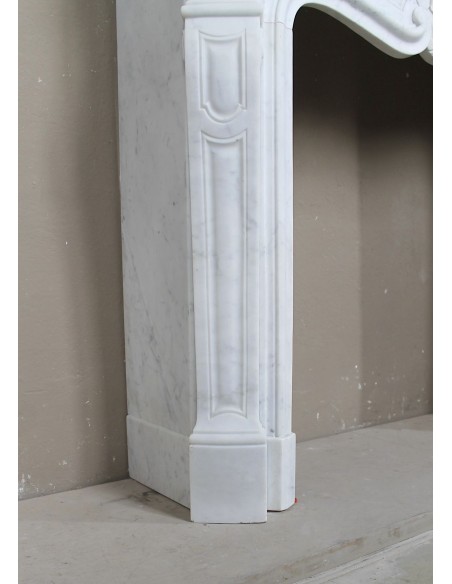Antique "Trois Coquilles"  fireplace mantel in White marble. This marble mantel is graceful and rare for its small dimensions.