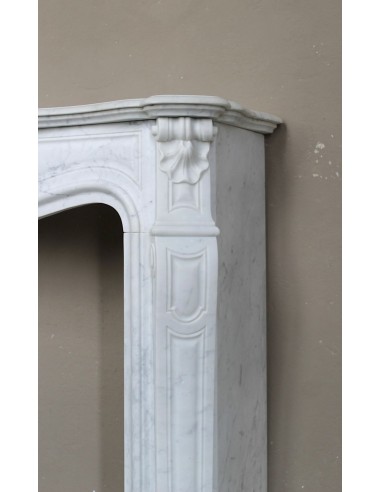 Antique "Trois Coquilles"  fireplace mantel in White marble. This marble mantel is graceful and rare for its small dimensions.