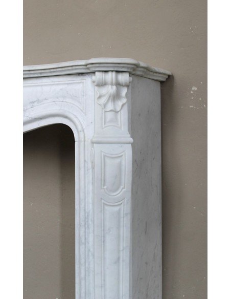 Antique "Trois Coquilles"  fireplace mantel in White marble. This marble mantel is graceful and rare for its small dimensions.