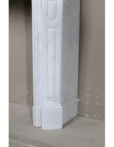 Antique "Trois Coquilles"  fireplace mantel in White marble. This marble mantel is graceful and rare for its small dimensions.
