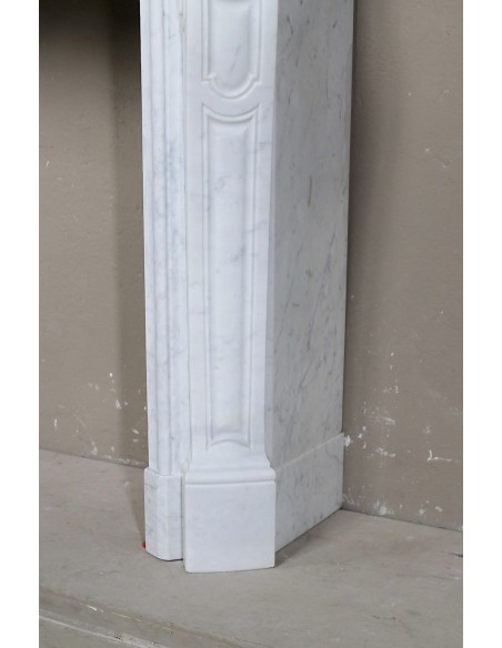 Antique "Trois Coquilles"  fireplace mantel in White marble. This marble mantel is graceful and rare for its small dimensions.