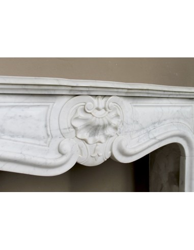 Antique "Trois Coquilles"  fireplace mantel in White marble. This marble mantel is graceful and rare for its small dimensions.