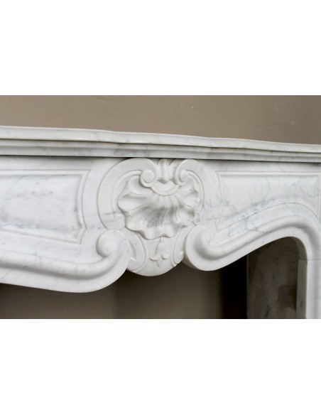 Antique "Trois Coquilles"  fireplace mantel in White marble. This marble mantel is graceful and rare for its small dimensions.