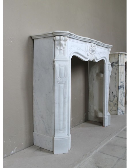 Antique "Trois Coquilles"  fireplace mantel in White marble. This marble mantel is graceful and rare for its small dimensions.