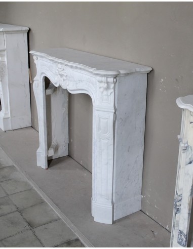 Antique "Trois Coquilles"  fireplace mantel in White marble. This marble mantel is graceful and rare for its small dimensions.