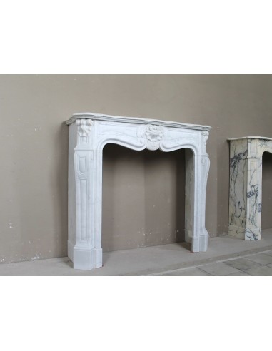 Antique "Trois Coquilles"  fireplace mantel in White marble. This marble mantel is graceful and rare for its small dimensions.