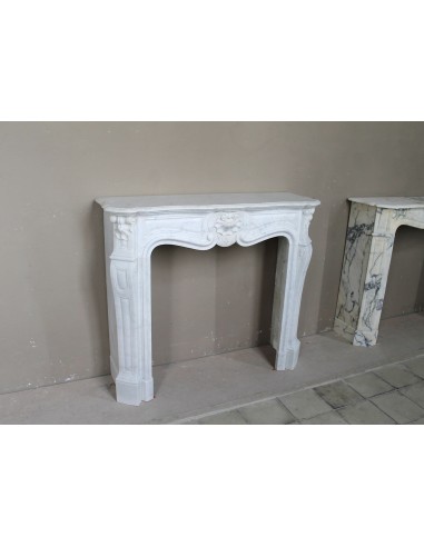 Antique "Trois Coquilles"  fireplace mantel in White marble. This marble mantel is graceful and rare for its small dimensions.