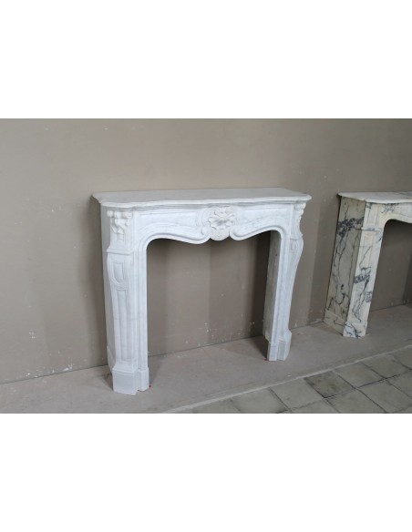 Antique "Trois Coquilles"  fireplace mantel in White marble. This marble mantel is graceful and rare for its small dimensions.