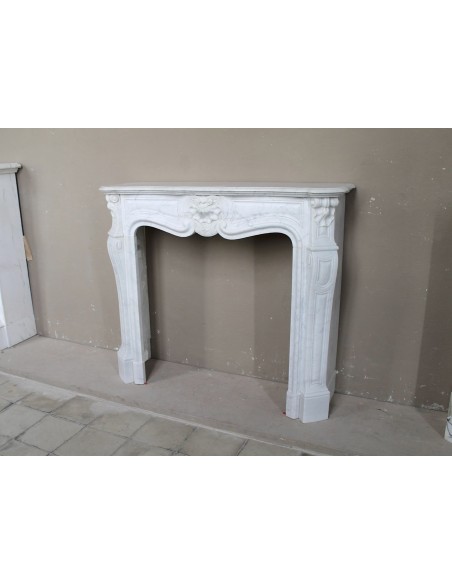 Antique "Trois Coquilles"  fireplace mantel in White marble. This marble mantel is graceful and rare for its small dimensions.