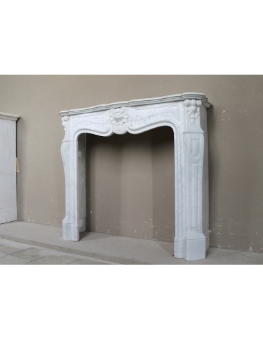 Antique "Trois Coquilles"  fireplace mantel in White marble. This marble mantel is graceful and rare for its small dimensions.