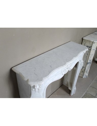 Antique "Trois Coquilles"  fireplace mantel in White marble. This marble mantel is graceful and rare for its small dimensions.