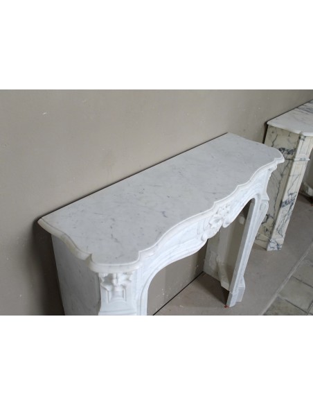 Antique "Trois Coquilles"  fireplace mantel in White marble. This marble mantel is graceful and rare for its small dimensions.