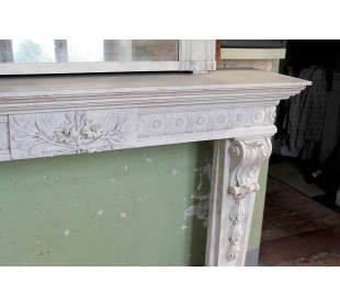 Exceptional large-scale Neoclassical fireplace carved in white Carrara marble. This model can also be found at Versailles. 2